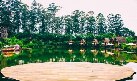 Floating Market, salah satu obyek wisata keluarga di Bandung.