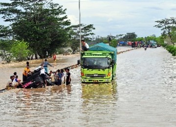 Flood hit a toll road that connect Jakarta and Merak. (file photo)