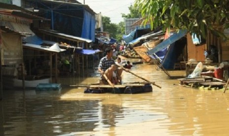 Flood inundates a village in Indonesia. Indonesia Red Cross (PMI) of Bojonegoro, East Java, has held a flood simulation exercise in coordination with Norwegian Red Cross on Monday. (illustration)