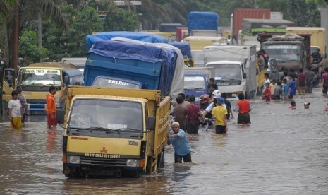 Flood inundates Daan Mogot Street in West Jakarta on Tuesday. 