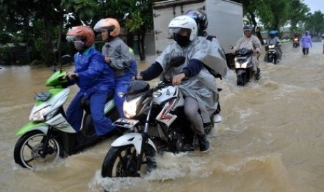 Flood inundates the road in Purworejo, Central Java, last weekend. (File photo)