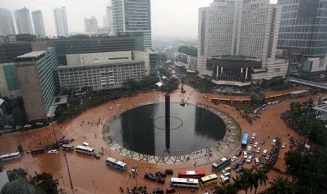 Floods inundate the famed Hotel Indonesia Roundabout, where rally or protest usually take place. 