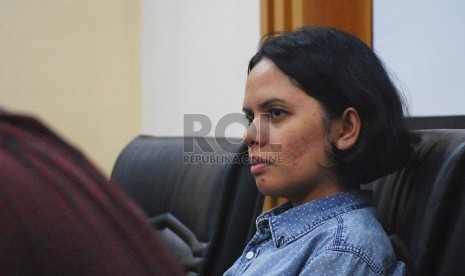 Florence alias Flo meminta maaf pada pada masyarakat atas ocehanya di twiter yang menyinggung masyarakat di ruang debat 3 Fakultas Hukum UGM, Selasa (2/9).(foto: Nico Mkurnia Jati)