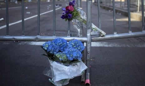 Flowers are seen at the barricaded entrance at Boylston Street near the finish line of the Boston Marathon in Boston, Massachusetts April 16, 2013. No Indonesian injures in the incident. 