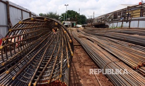 Flyover Cipinang masih dalam tahap pembangunan fondasi, Selasa (21/3) siang. Pembuatan per besi sebagai fondasi diperkirakan sekitar tiga bulan. 