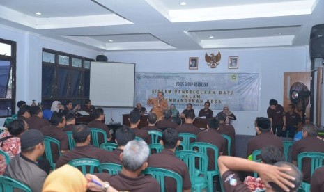 Focus Group Discussion Sistem Pengelolaan Data dalam Pembangunan Desa di Kantor Kecamatan Citeureup, Kabupaten Bogor, Jawa Barat, Kamis (9/5).