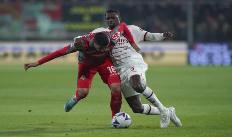 Fode Ballo-Toure AC Milan, kanan, dan Paolo Ghiglione dari Cremonese berebut bola dalam pertandingan sepak bola Serie A antara Cremonese dan AC Milan di Zini Stadium, Cremona, Italia, Rabu (9/11/2022).