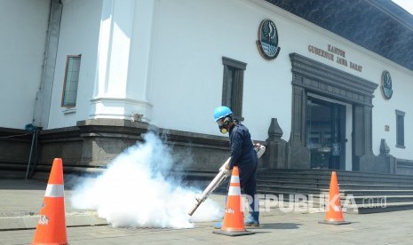 Fogging atau pengasapan untuk mencegah wabah DBD dilakukan di komplek Gedung Sate, Jalan Diponegoro, Kota Bandung, Jumat (8/2).