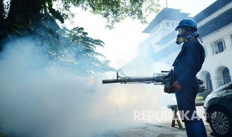 Fogging atau pengasapan untuk mencegah wabah DBD dilakukan di komplek Gedung Sate, Jalan Diponegoro, Kota Bandung, Jumat (8/2).