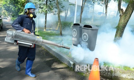 Fogging atau pengasapan untuk mencegah wabah DBD dilakukan di komplek Gedung Sate, Jalan Diponegoro, Kota Bandung, Jumat (8/2).