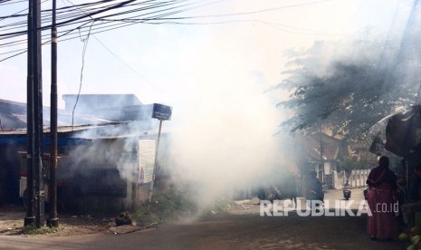 Fogging darurat RW 03, Kelurahan Rambutan, Kecamatan Ciracas, Jakarta Timur, karena telah ditemukan tiga kasus DBD dan hasil positif banyak jentik nyamuk di rumah warga. 