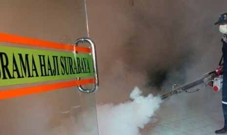 Fogging di komplek Asrama Haji Embarkasi Surabaya (AHES), Sukolilo Surabaya