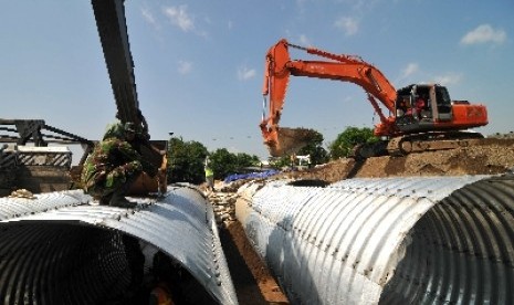   Fokus Pengerjaan Jembatan Darurat. Petugas bersama aparat TNI bersama mengrjakan pembangunan jembatan darurat pascaamblesnya Jembatan Comal, Pemalang, Jawa Tengah, Senin (21/7). Jembatan darurat ini diupayakan bisa dilalui pemudik pada H-3 atau Kamis (24