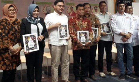 Fokus Wacana Alumni UI Nanny Zaenudin (kiri), Direktur Executive Letraa Yenny Sucipto (kedua kiri), Anggota DPRD DKI William A Sarana (ketiga kiri), dan Ketua Umum ASJB Indonesia Nanda Abraham (kedua dari kanan).