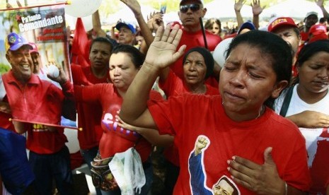 Followers of Venezuelan President Hugo Chavez gather to express support for him and pray for his health at Plaza Bolivar in Maracaibo December 9, 2012.   