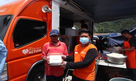 Food truck Rumah Zakat salurkan makanan siap santap pada warga terdampak di Cibeureum.