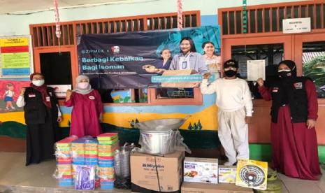 Foodbank of Indonesia (FOI) bersama Zipmex Indonesia menghidupkan Dapur Pangan berbasis Masyarakat dan memberikan 2600 paket makanan siap santap bagi masyarakat terdampak pandemi khususnya warga prasejahtera yang sedang isoman di wilayah Jakarta dan sekitarnya.