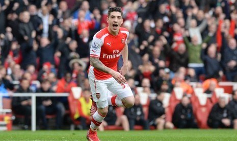 Football - Arsenal v Liverpool - Barclays Premier League - Emirates Stadium - 4/4/15 Hector Bellerin celebrates scoring the first goal for Arsenal 