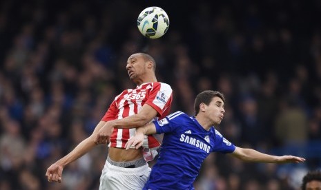 Football - Chelsea v Stoke City - Barclays Premier League - Stamford Bridge - 4/4/15 Stoke's Steven N'Zonzi in action with Chelsea's Oscar 