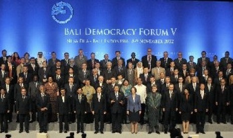 Foreign leaders and official representatives pose at Bali Democracy forum in 2012. (File photo)