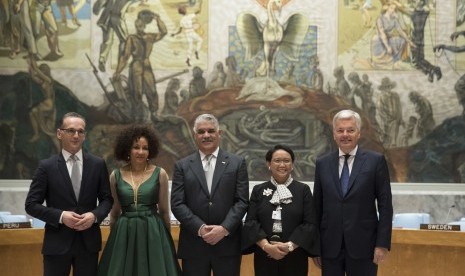 Foreign Ministers Heiko Maas, left, of Germany, Lindiwe Sisulu, second from left, of South Africa, Miguel Vargas, center, of the Dominican Republic, Retno Marsudi, second from right, of Indonesia, and Didier Reynders, of Belgium pose for photographers in the Security Council chambers after their countries were elected one of five non-permanent members of the Security Council, Friday, June 8, 2018 at United Nations headquarters. 