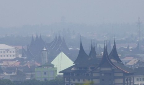 Forest fire causes thick smoke in City of Padang, West Sumatra, on Thursday, Feb. 13, 2014.