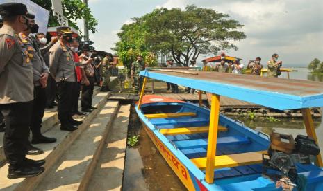 Forkopimda Kabupaten Semarang melakukan sidak ke wahana perahu wisata di kompleks Kampoeng Rawa, Kecamatan Ambarawa, Kabupaten Semarang, Ahad (16/5). Menyusul insiden terbaliknya perahu wisata di waduk Kedung Ombo, Pemkab Semarang menutup semua aktivitas perahu wisata di danau Rawapening pada libur Lebaran kali ini.