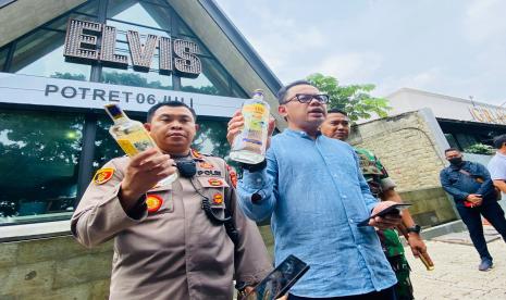 Forkopimda Kota Bogor menunjukkan minuman keras golongan B yang ditemukan di Elvis Cafe and Resto eks-Holywings, Kota Bogor, Jawa Barat, Sabtu (25/6/2022).