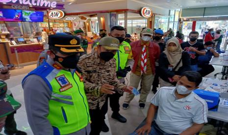 Forkopimda Kota Sukabumi memantau vaksinasi di pusat keramaian Citimall Sukabumi, Sabtu (25/12). Dinas Kesehatan (Dinkes) Kota Sukabumi per 2 Januari 2022 menyebutkan, capaian vaksinasi Covid-19 dosis pertama sudah mencapai sekitar 96.77 persen dan dosis kedua 61.07 persen. Hal ini didasarkan target total vaksinasi di Kota Sukabumi sebanyak 269.834 orang.