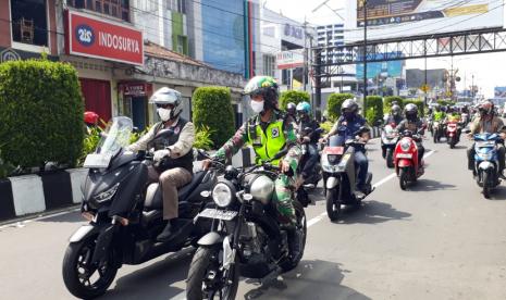 Forkopimda melakukan pemantauan penutupan toko non bahan pokok penting dalam pembatasan sosial berskala besar (PSBB) di Kota Sukabumi. Jumlah kasus positif Covid-19 di Kota Sukabumi tidak mengalami penambahan selama lima hari terakhir. Diharapkan tren tidak adanya kasus positif Corona akan terus berlangsung.