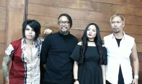 Grup band Cokelat mempersembahkan aransemen ulang lagu 