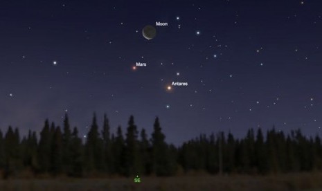 Formasi segitiga bulan sabit, Mars dan Antares ini dapat terlihat sebelum fajar. 