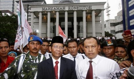 Former chief justice of Constitutional Court, Mahfud MD (center) deliver his message during a farewell at Constitutional Court office in Jakarta on April 1.