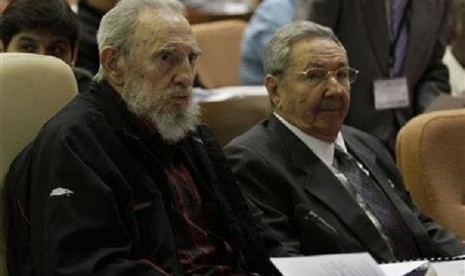 Former Cuban leader Fidel Castro (left) attends the opening session of the National Assembly of the People's Power beside his brother, Cuban President Raul Castro, in Havana February 24, 2013.