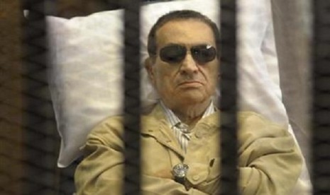 Former Egyptian President Hosni Mubarak sits inside a cage in a courtroom in Cairo June 2, 2012.   