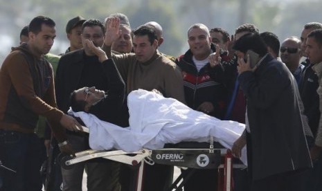 Former Egyptian President Hosni Mubarak waves to his supporters as he returns to Maadi military hospital in Cairo November 29, 2014.