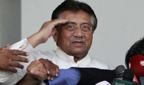 Former Pakistani President Pervez Musharraf, salutes the crowd, upon his arrival to Karachi airport, Pakistan, Sunday, March 24, 2013. 