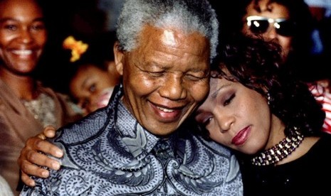 Former South African president Nelson Mandela (left) and the late US pop star Whitney Houston pose for photographers at the presidency in Pretoria, in 1994. Mandela shows his fond of batik in many occasions. (file photo)