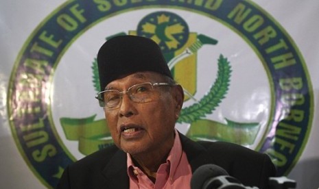 Former Sultan of Sulu Jamalul Kiram III answers questions during a news conference inside his residence at Maharlika village, Taguig city, south of Manila February 26, 2013. (file photo)