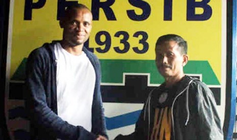 Fortune Udo dan pelatih Persib Djadjang Nurdjaman.