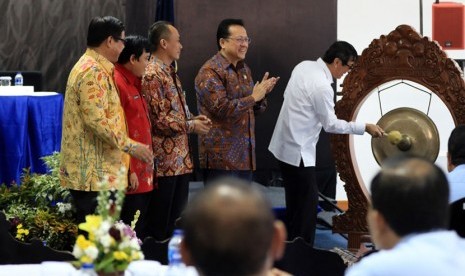  Menkum HAM Yasonna Laoly disaksikan Ketua DPD RI Irman Gusman  membuka Forum Evaluasi Harmonisasi Peraturan Perundang-Undangan di Jakarta, Rabu (16/12).  (foto : dok. DPD RI)