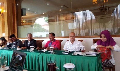 Forum Group Discussion (FGD) tentang kepemimpinan alternatif bangsa yang digelar di Hotel Madani, Medan, Senin (2/10). Hadir sebagai narasumber Prof Badaruddin MSi dari Universitas Sumatara Utara (USU), Dr Warjio dari Universitas Medan Area (UMA), Dr Lelya Khairani MSi, Sohibul Anshor Siregar dari Universitas Muhammadiyah Sumatera Utara (UMSU), Dr Bahkrul Amal Khair, dan Tappil Rambe dari Universitas Negeri Medan (Unimed).