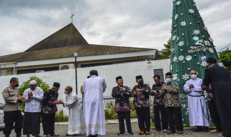 Forum Kerukunan Umat Beragama (FKUB) Ciamis bersalaman usai meninjau persiapan perayaan Natal umat Kristiani di Gereja Katolik Santo Yohanes, Kabupaten Ciamis, Jawa Barat, Jumat (24/12/2021). Kunjungan tersebut untuk silaturahmi dan mempererat hubungan antarumat beragama. 