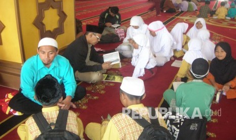 Forum Komunikasi Pendidikan Alquran (FKPQ) Sukabumi menggiatkan gerakan baca Alquran.