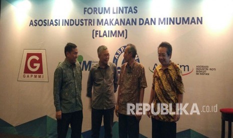 Forum Lintas Asosasi Industri Makanan dan Minuman (FLAIMM) menolak rencana pengenaan bea masuk anti-dumping untuk produk Polyethylene Therephthalete (PET) impor yang digunakan sebagai bahan baku kemasan plastik. 