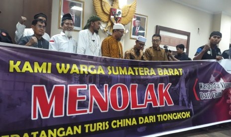 Respons Warga Sumbar Soal Turis China, Pemprov: Terima Kasih. Foto: Forum Masyarakat Minang ajukan penolakan terhadap kedatangan wisatawan asal Cina ke Sumbar sebagai antisipasi penularan virus corona, di Kantor DPRD Provinsi  Sumbar, di Padang, Senin (27/1).