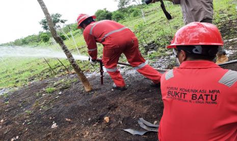 Forum Masyarakat Peduli Api (MPA) Kecamatan Bukit Batu, Kabupaten Bengkalis, Riau sedang memperagakan penanganan karhutla. Para petugas merupakan salah satu garda terdepan saat kejadian bencana kebakaran. 