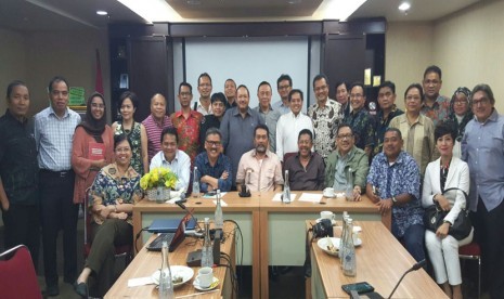 Forum Pemred berfoto bersama usai menggelar sidang anggota di Wisma Antara, Jakarta, Rabu (30/9).