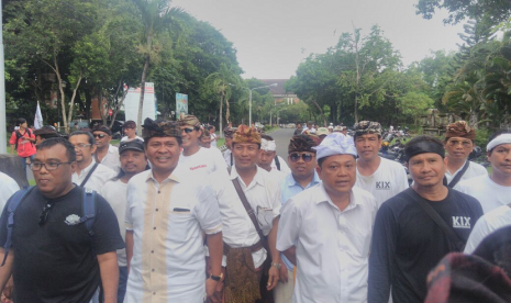 Forum Rakyat Bali (ForBali) salah satu yang mengikuti aksi Tolak Reklamasi Teluk Benoa menolak kehadiran salah satu pasangan calon gubernur dan wakil gubernur Bali yang datang ke lokasi. 