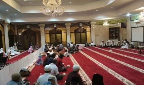 Forum Silaturahim Takmir Masjid (FSTM)  Jakarta dan Dewan Kemakmuran Masjid (DKM)  Al-Falaah menggelar peringatan hari lahir Nabi Muhammad SAW atau Maulid Nabi di Masjid Jami Al-Falaah, Jalan Masjid I Nomor  12, Pejompongan,  Tanah Abang,  Jakarta Pusat,  Jumat (16/3) malam.